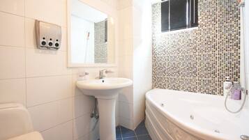 Deluxe Double Room | Bathroom
