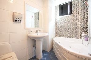 Deluxe Double Room | Bathroom - Evergreen Motel (Cheongju)