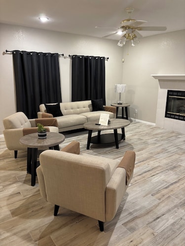 Spacious 4-bedroom house in peaceful El Paso with AC