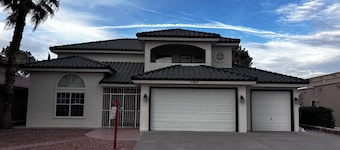 Spacious 4-bedroom house in peaceful El Paso with AC