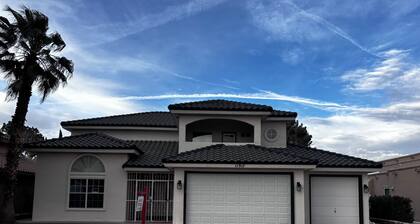 Spacious 4-bedroom house in peaceful El Paso with AC