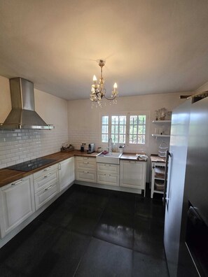 Private kitchen - Charming Provençal villa in Valbonne (Valbonne)