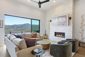 Smart-TV, Kamin, Videospiele