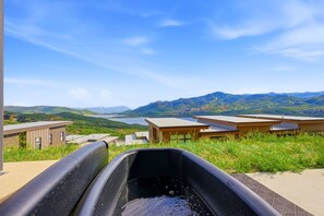 Ein Poolbereich mit Blick auf Berge und einen See.