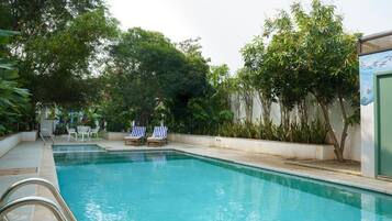 Una piscina al aire libre