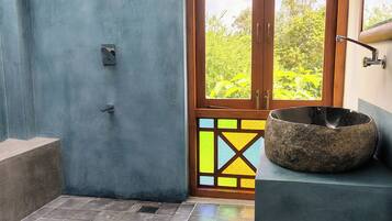 Superior Suite, Garden View | Bathroom | Shower, free toiletries, slippers, towels