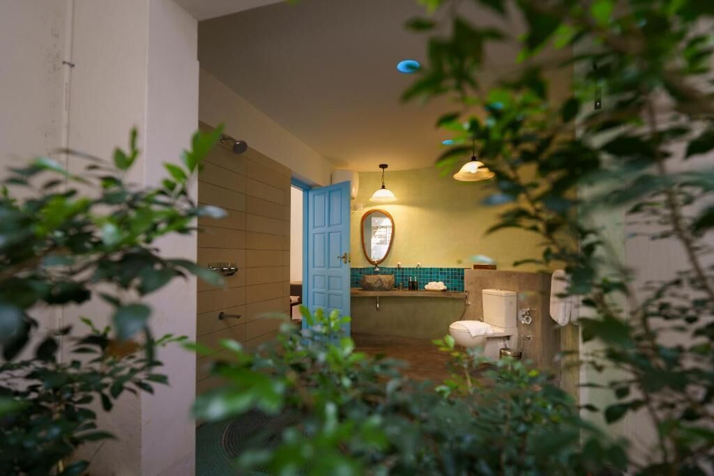 Habitación doble, vistas al jardín | Baño | Ducha, artículos de higiene personal gratuitos, zapatillas y toallas