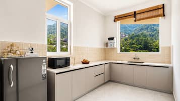 Deluxe Cottage, Hill View | Private kitchen