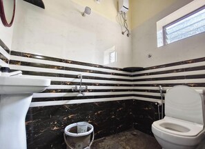 Family Room | Bathroom | Free toiletries, hair dryer, towels, soap - Anthik Family Homestey (Murdeshwar)