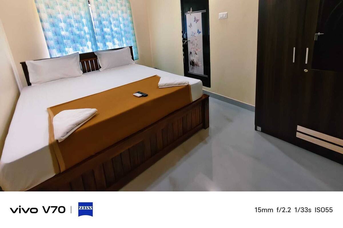Family Room | Desk, laptop workspace, free WiFi