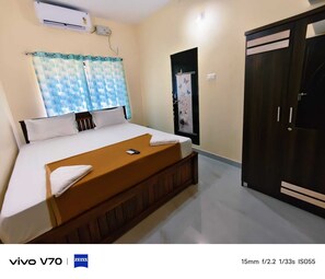 Family Room | Desk, laptop workspace, free WiFi - Anthik Family Homestey (Murdeshwar)