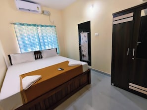 Family Room | Desk, laptop workspace, free WiFi - Anthik Family Homestey (Bhatkal)