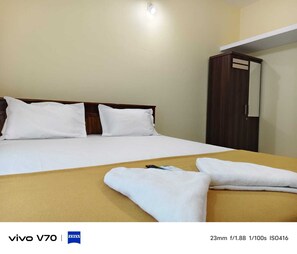 Family Room | Desk, laptop workspace, free WiFi - Anthik Family Homestey (Murdeshwar)