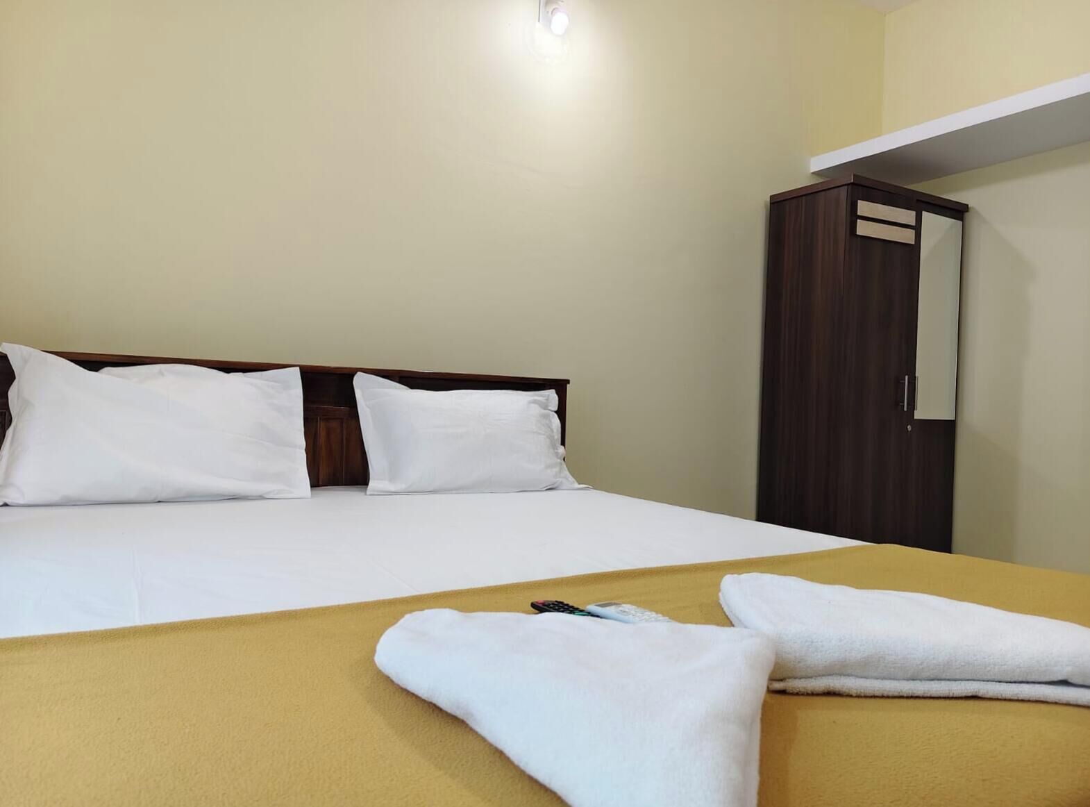 Family Room | Desk, laptop workspace, free WiFi