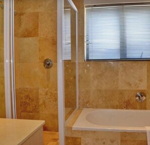 Douche, serviettes fournies
