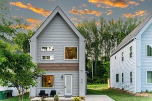 Exterior - Spacious 4-bedroom house in beautiful Charlotte (Charlotte)