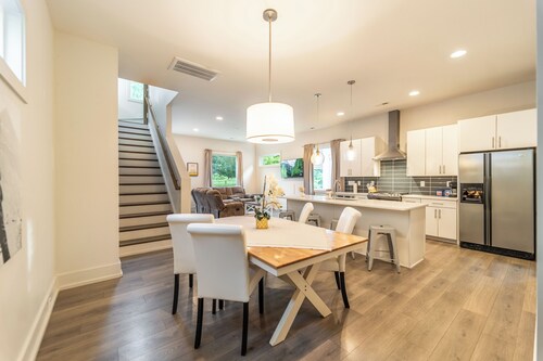 Modern 4BR Getaway - Two Suites + Prime Comfort