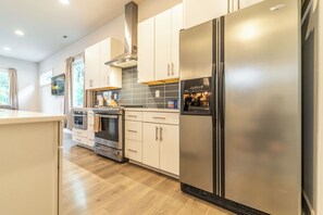 Private kitchen - Spacious 4-bedroom house in beautiful Charlotte (Charlotte)