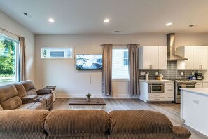 Living area - Spacious 4-bedroom house in beautiful Charlotte (Charlotte)
