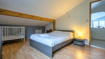 3 chambres, fer et planche à repasser, lit parapluie, Wi-Fi gratuit