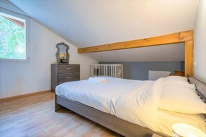 Planxa i posts de planxar, un bressol de viatge i wifi gratuïta 