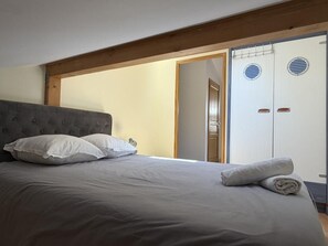 Room - Annecy: Lake View, Open Floor Plan & Bright, Natural, Peaceful (Sevrier)