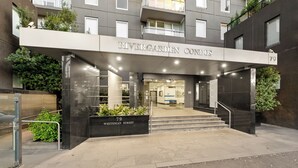 Exterior de Rivergarden Condos, con una entrada moderna que incluye un puerta de vidrio, una escalera hacia la entrada y un letrero con el número 79 de la calle Whiteman.