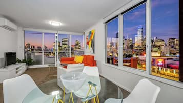 Apartamento luxo, sacada, vista para a cidade | Área de estar