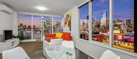 Apartamento luxo, sacada, vista para a cidade | Área de estar