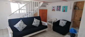 Quaint 1 Bedroom Apartment with sea view