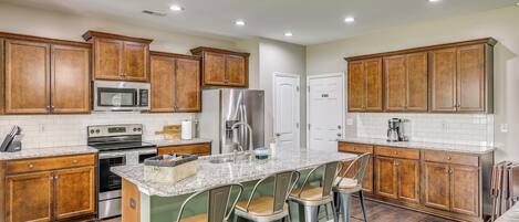 Fridge, microwave, stovetop, dishwasher