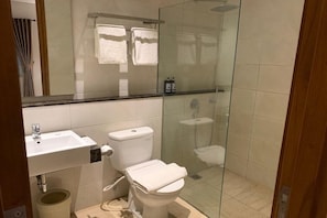 Shower, towels, soap, shampoo - Sany Rosa Hotel (Bandung)