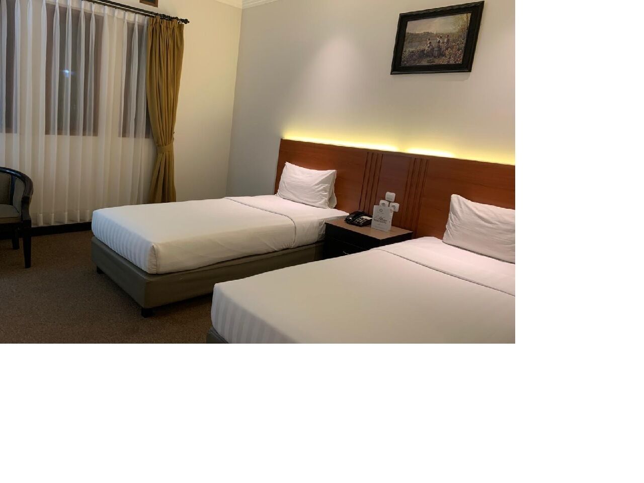 办公桌、笔记本电脑工作区、免费 WiFi、床单
