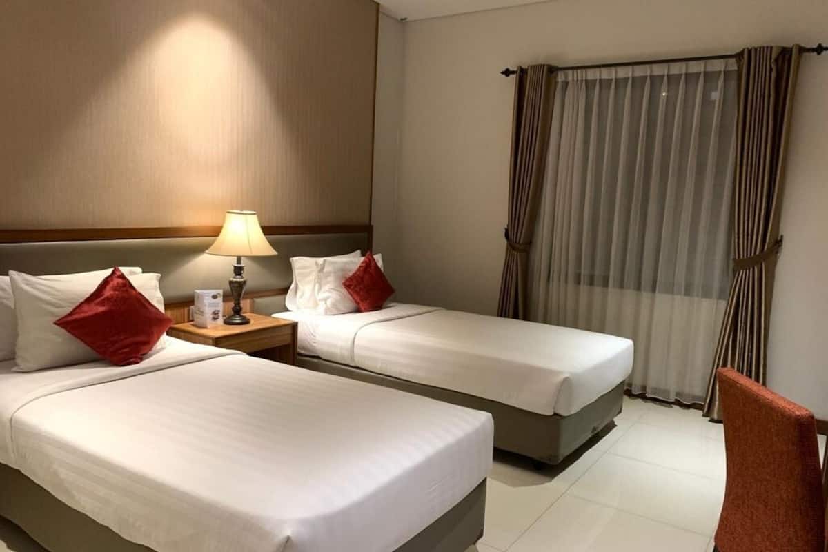 Meja, ruang kerja komputer riba, Wi-fi percuma, cadar katil 