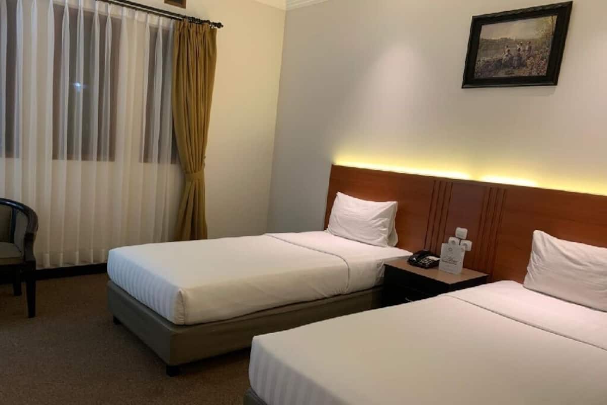 Meja, ruang kerja komputer riba, Wi-fi percuma, cadar katil 