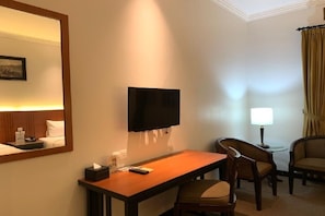 Desk, laptop workspace, free WiFi, bed sheets - Sany Rosa Hotel (Bandung)