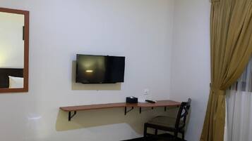 Escritorio, espacio para trabajar con laptop y wifi gratis