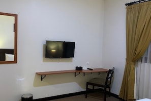 Desk, laptop workspace, free WiFi, bed sheets - Sany Rosa Hotel (Bandung)