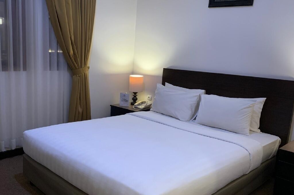 Desk, laptop workspace, free WiFi, bed sheets