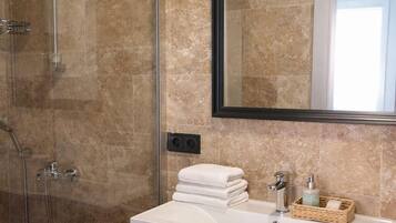 Standard Room | Bathroom | Shower, hair dryer, towels, soap