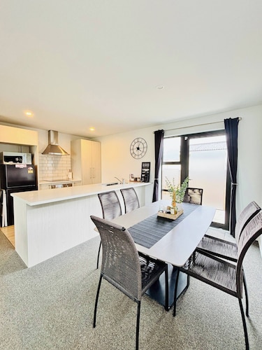 Spacious Christchurch Home, Sleeps 8, Free Parking