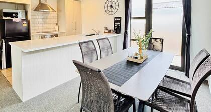 Spacious Christchurch Home, Sleeps 8, Free Parking