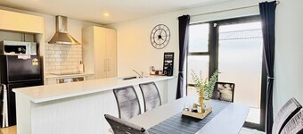 Spacious Christchurch Home, Sleeps 8, Free Parking