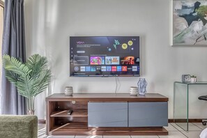 Ein flachbildfernseher an der Wand, der eine Streaming-Dienstanwendung zeigt.