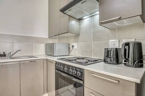 Frigorífico, microondas, horno y placa de cocina