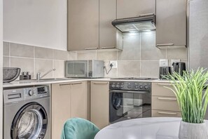 Een koelkast, een magnetron, een oven, een kookplaat