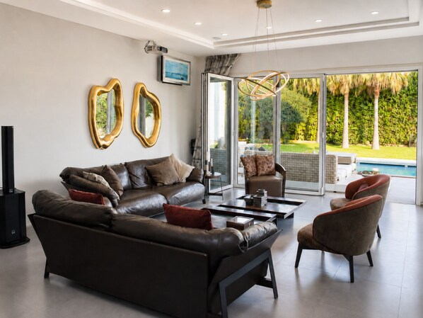Living area - Luxurious Villa Rental in Tunis with Private Indoor Pool (Tunis)