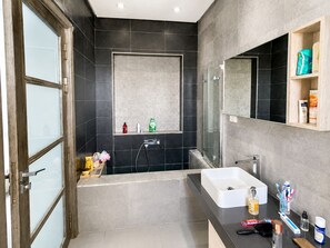 Shower, jetted tub, hair dryer - Luxurious Villa Rental in Tunis with Private Indoor Pool (Tunis)