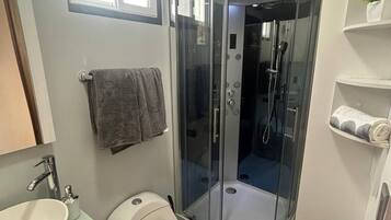 Douche, baignoire à jets, sèche-cheveux