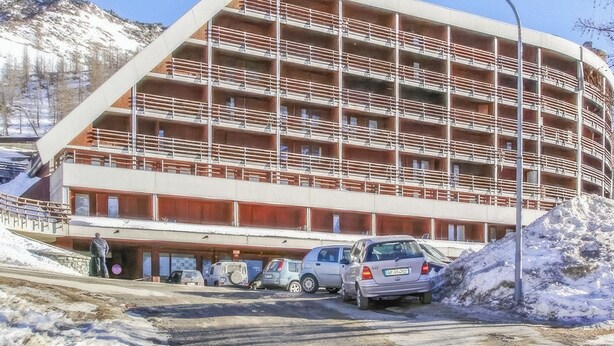 A multi-story building with a unique architectural design, featuring balconies and a ski slope. - La Grand'Ourse (Breuil-Cervinia)